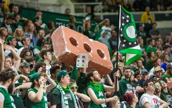 Ohio bet8九州登录入口 student fans cheer and hold a giant foam brick at a basketball game